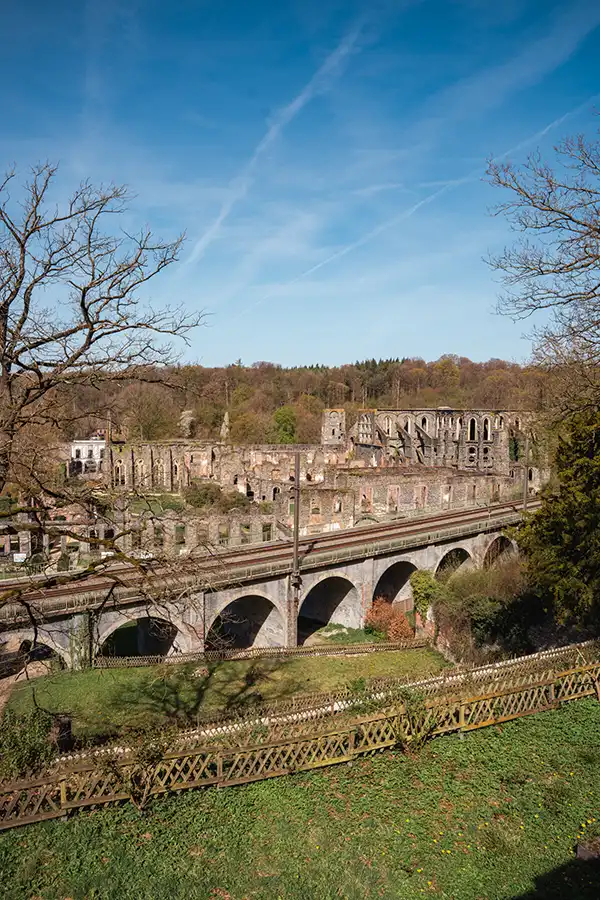 Overzicht vanuit de tuin op de Abdij van Villers, Waals-Brabant, België