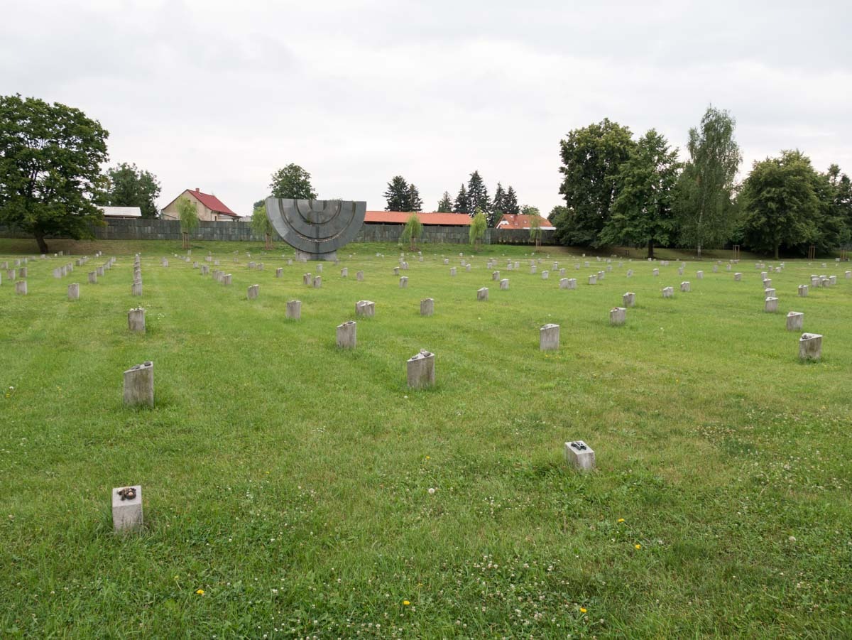 220730 theresienstadt columbarium begraafplaats 0016 220730 theresienstadt columbarium begraafplaats 0016